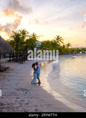 Pärchen am Strand von Curacao während Sonnenuntergang Stockfoto