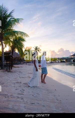 Pärchen am Strand von Curacao während Sonnenuntergang Stockfoto