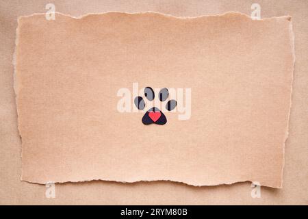 Postkarte mit Pfotenmuster und Herz im Papierstil. Tierliebekonzept, Grußkarte, Einladungsmockup Stockfoto