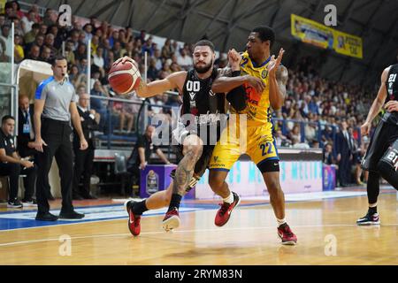 Ginova Scafati - Virtus Segafredo BolognaLBA prima giornata während GIVOVA Scafati gegen Virtus Segafredo Bologna, italienisches Basketball-Spiel der Serie A in Scafati (SA), Italien, 1. Oktober 2023 Stockfoto