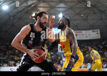 Ginova Scafati - Virtus Segafredo BolognaLBA prima giornata während GIVOVA Scafati gegen Virtus Segafredo Bologna, italienisches Basketball-Spiel der Serie A in Scafati (SA), Italien, 1. Oktober 2023 Stockfoto