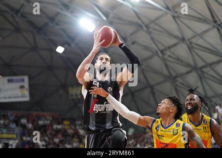 Ginova Scafati - Virtus Segafredo BolognaLBA prima giornata während GIVOVA Scafati gegen Virtus Segafredo Bologna, italienisches Basketball-Spiel der Serie A in Scafati (SA), Italien, 1. Oktober 2023 Stockfoto