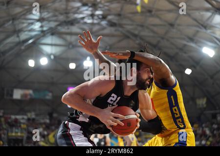 Ginova Scafati - Virtus Segafredo BolognaLBA prima giornata während GIVOVA Scafati gegen Virtus Segafredo Bologna, italienisches Basketball-Spiel der Serie A in Scafati (SA), Italien, 1. Oktober 2023 Stockfoto