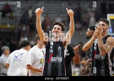 Ginova Scafati - Virtus Segafredo BolognaLBA prima giornata während GIVOVA Scafati gegen Virtus Segafredo Bologna, italienisches Basketball-Spiel der Serie A in Scafati (SA), Italien, 1. Oktober 2023 Stockfoto