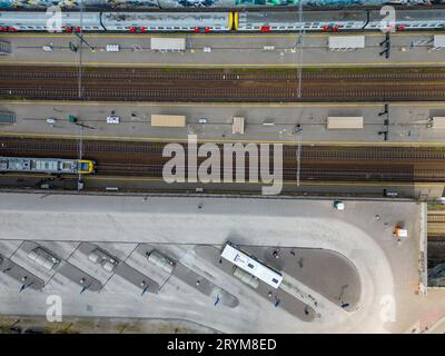 Luftbild von oben nach unten des Verkehrsknotenpunktes des Bahnhofs, das die verschiedenen nebeneinander auf der Schiene geparkten Züge zeigt Stockfoto