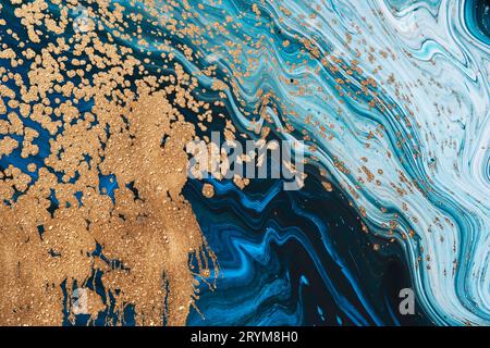 Flüssige Art Acrylfarben. Abstrakte Mischung von blauen Farbwellen. Flüssiges Gold fließt in Spritzer. Hintergrund oder Textur mit Marmoreffekt Stockfoto