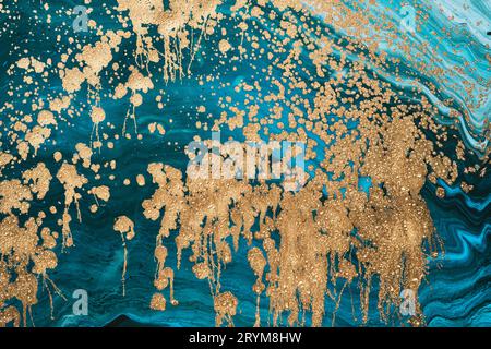 Flüssige Art Acrylfarben. Abstrakte Mischung türkisfarbener Farbwellen. Flüssiges Gold fließt in Spritzer. Hintergrund oder Text mit Marmoreffekt Stockfoto