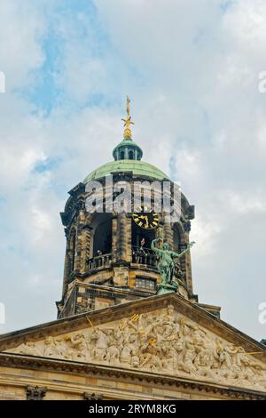 AMSTERDAM, NIEDERLANDE - 24. August 2023: Amsterdam ist die Hauptstadt der Niederlande, bekannt für sein künstlerisches Erbe, sein ausgeklügeltes Kanalsystem und seine enge Hu Stockfoto