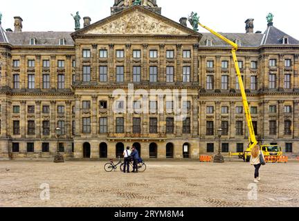 AMSTERDAM, NIEDERLANDE - 24. August 2023: Amsterdam ist die Hauptstadt der Niederlande, bekannt für sein künstlerisches Erbe, sein ausgeklügeltes Kanalsystem und seine enge Hu Stockfoto