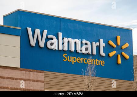 Calgary, Alberta, Kanada. Mai 2023. Ein Schild des Walmart-Supercenters an einem Eingang. Stockfoto