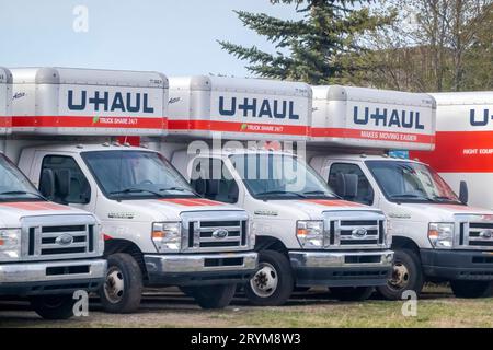 Calgary, Alberta, Kanada. Mai 2023. U-Transporter, die während der Feder geparkt sind. Stockfoto