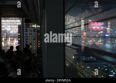 Hongkong, China. Oktober 2022. Die Leute beobachten ein Feuerwerk am Nationalfeiertag auf der Hochzeitsfeier in Hongkong. (Foto: David Chan/SOPA Images/SIPA USA) Credit: SIPA USA/Alamy Live News Stockfoto