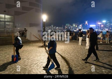 Hongkong, China. Oktober 2022. Arbeiter sahen die Straßenreinigung nach dem Feuerwerk in Hongkong zum Nationalfeiertag. (Foto: David Chan/SOPA Images/SIPA USA) Credit: SIPA USA/Alamy Live News Stockfoto