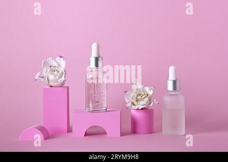 Kosmetik-Hautpflegeprodukt Mock-up. Serumflaschen und -Blüten auf verschiedenen geometrischen Podesten für Branding und Verpackungspräsentation Stockfoto