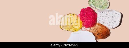 Banner mit kosmetischen Produkten Farbfelder mit Partikeln. Gesicht- oder Körperpflege-Creme, Gesichtsserum oder Lotion mit harten Schatten Stockfoto