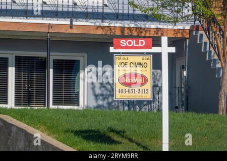 Calgary, Alberta, Kanada. Mai 2023. Ein echter Staat Maxwell verkaufte Eigentum zum Verkauf. Konzept: Calgary hoher Eigenschaftswert. Stockfoto