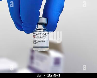 Calgary, Alberta, Kanada. Mai 2023. Ein BioNTech Pfizer-ImpfCOVID-19-Impfstoff omicron varian-Fläschchenimpfstoff. Stockfoto