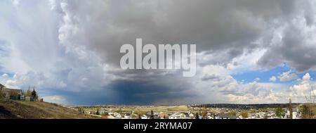 Ein Regensturm mit dunklen Wolken am Horizont. Konzept: Frühlings- und Sommerwetter. Stockfoto