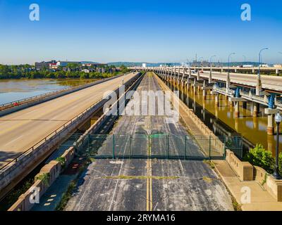 Aus der Vogelperspektive auf das Tor der Cyrus Avery Memorial Bridge in Oklahoma Stockfoto