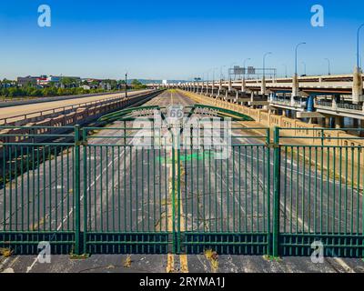 Aus der Vogelperspektive auf das Tor der Cyrus Avery Memorial Bridge in Oklahoma Stockfoto