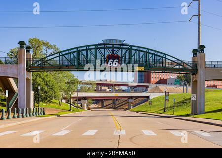 Oklahoma, 25. September 2023 - sonniger Blick auf die Cyrus Avery Centennial Plaza Stockfoto