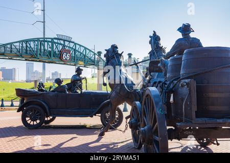 Oklahoma, 25. September 2023 - sonniger Blick auf die Cyrus Avery Centennial Plaza Stockfoto