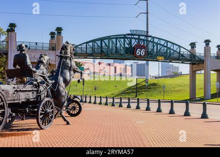 Oklahoma, 25. September 2023 - sonniger Blick auf die Cyrus Avery Centennial Plaza Stockfoto