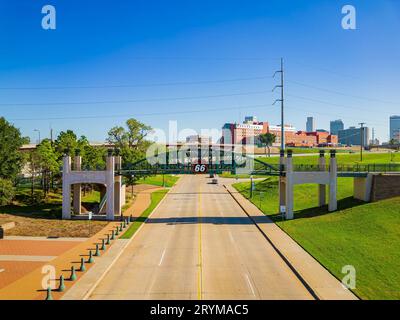 Oklahoma, 25. September 2023 - sonniger Blick auf die Cyrus Avery Centennial Plaza Stockfoto