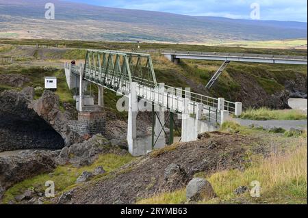 Brücken über den Skjalfandafljot River flussabwärts von den Godafoss Falls im Norden Islands am sonnigen Herbstnachmittag. Stockfoto