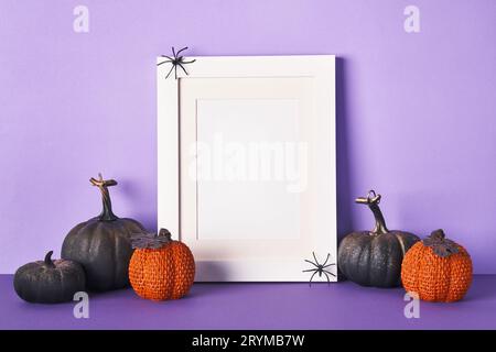 Halloween-Komposition mit schwarzen Kürbissen auf violettem Hintergrund. Grußkarte Vorlage, Halloween Deko Stockfoto