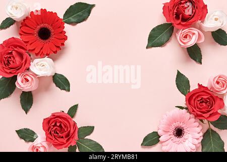 Blumengestell aus Rosen und Gerberas auf rosa Hintergrund. Anordnung schöner Blumen Stockfoto