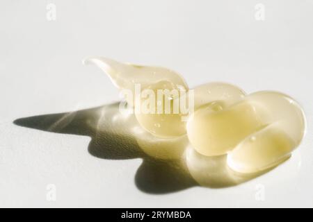 Transparentes Kosmetikgel auf weißem Hintergrund. Stockfoto