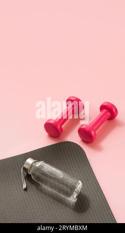 Fitnesskonzept. Sportmatte, Dumpbells Stockfoto