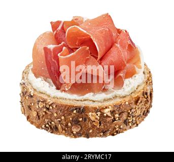 Italienischer Prosciutto crudo bruschetta isoliert auf weißem Hintergrund Stockfoto