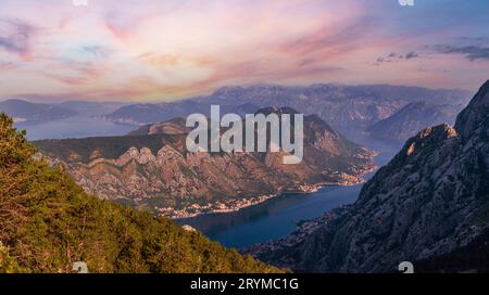 Bucht von Kotor Sommer Neblige Sicht von oben (Montenegro) Stockfoto