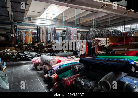 Innenraum eines Industrielagers mit Geweberollen. Buntes Textillager für kleine Unternehmen. Stockfoto
