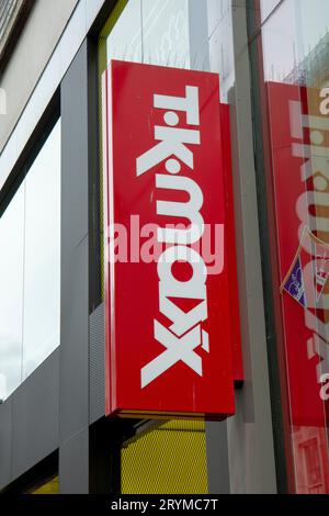 London, UK - 9. Mai 2023 : das Ladenzeichen von TK Maxx in London. TK Maxx ist eine Tochtergesellschaft der amerikanischen Bekleidungs- und Haushaltswaren Stockfoto