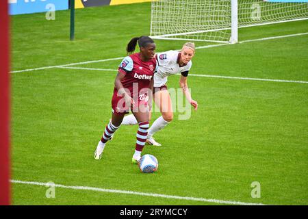 The Chigwell Construction Stadium, LONDON, ENGLAND - 01. OKTOBER: Viviane Asseyi for West Ham Women gegen Manchester City Women Stockfoto