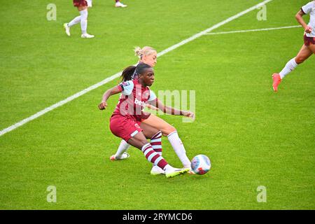 LONDON, ENGLAND - 1. OKTOBER: Viviane Asseyi für West Ham Women gegen Manchester City Women in der WSL Stockfoto