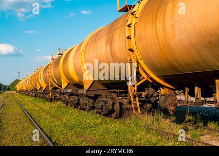 Eisenbahn Zug der Tanker Autos transportieren Rohöl auf den Spuren Stockfoto