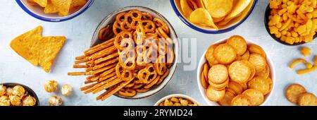 Salzige Snacks, Panoramablick auf Partymix. Eine Auswahl an knusprigen Vorspeisen Stockfoto