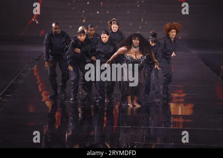 Yseult geht während der Show „Le Défilé L'Oréal Paris - Walk Your Worth“ im Rahmen der Pariser Fashion Week am 1. Oktober 2023 im Eiffelturm in Paris, Frankreich, auf dem Laufsteg entlang. Foto von Jerome Dominé/ABACAPRESS.COM Credit: Abaca Press/Alamy Live News Stockfoto