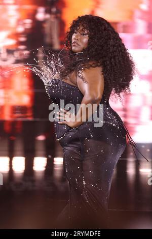 Yseult geht während der Show „Le Défilé L'Oréal Paris - Walk Your Worth“ im Rahmen der Pariser Fashion Week am 1. Oktober 2023 im Eiffelturm in Paris, Frankreich, auf dem Laufsteg entlang. Foto von Jerome Dominé/ABACAPRESS.COM Credit: Abaca Press/Alamy Live News Stockfoto