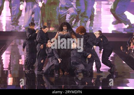 Yseult geht während der Show „Le Défilé L'Oréal Paris - Walk Your Worth“ im Rahmen der Pariser Fashion Week am 1. Oktober 2023 im Eiffelturm in Paris, Frankreich, auf dem Laufsteg entlang. Foto von Jerome Dominé/ABACAPRESS.COM Credit: Abaca Press/Alamy Live News Stockfoto