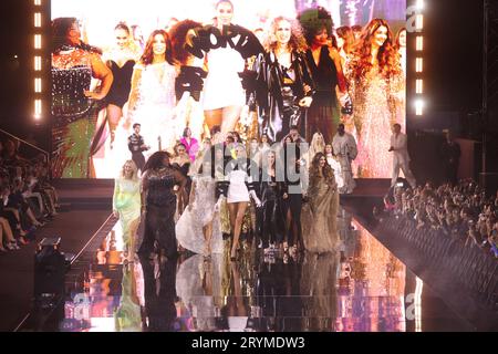 Yseult, Eva Longoria, Cindy Bruna, Andy MacDowell, Viola Davis und Aishwarya Rai spazieren auf dem Laufsteg während der Show „Le Défilé L'Oréal Paris - Walk Your Worth“ im Rahmen der Pariser Fashion Week am 1. Oktober 2023 im Eiffelturm in Paris, Frankreich. Foto von Jerome Dominé/ABACAPRESS.COM Credit: Abaca Press/Alamy Live News Stockfoto