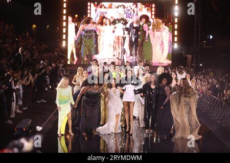 Yseult, Eva Longoria, Cindy Bruna, Andy MacDowell, Viola Davis und Aishwarya Rai spazieren auf dem Laufsteg während der Show „Le Défilé L'Oréal Paris - Walk Your Worth“ im Rahmen der Pariser Fashion Week am 1. Oktober 2023 im Eiffelturm in Paris, Frankreich. Foto von Jerome Dominé/ABACAPRESS.COM Credit: Abaca Press/Alamy Live News Stockfoto