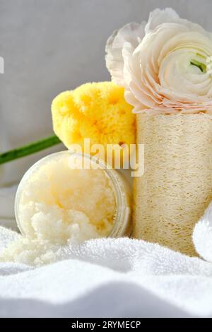 Peeling, Luffa Waschlappen und Bio-Meeresschwamm auf dem Handtuch. Stockfoto