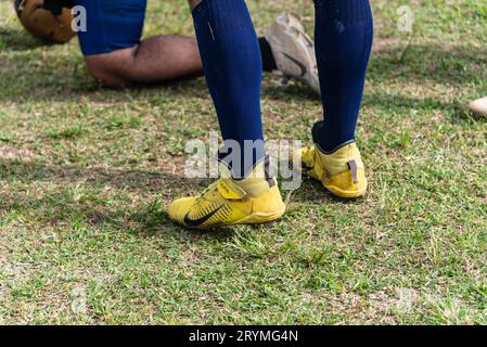 Camacari, Bahia, Brasilien - 30. September 2023: Nike Fußballschuhe auf den Füßen von Fußballspielern im Armando Oliveira Stadion in Camacari, Bahia. Stockfoto