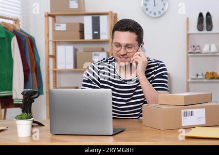 Verkäufer telefoniert während der Arbeit im Büro. Online-Shop Stockfoto