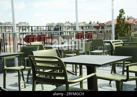 Café im Beobachtungsbereich. Tische und Stühle auf der Terrasse vor der wunderschönen Stadtlandschaft Stockfoto